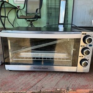 Hamilton Beach Black and Silver Toaster Oven